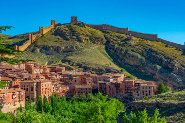 İspanyol şehri Albarakin 'in yukarısındaki tahkimat.