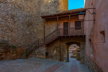 İspanya 'nın eski Albarracin kasabasındaki Ortaçağ Caddesi..