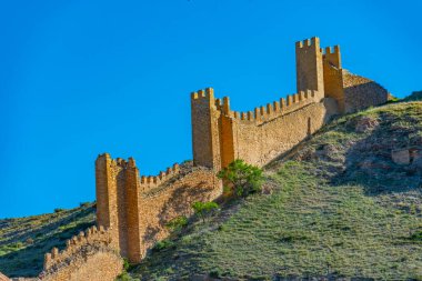 İspanyol şehri Albarakin 'in yukarısındaki tahkimat.