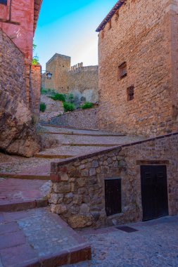 İspanya 'nın eski Albarracin kasabasındaki Ortaçağ Caddesi..