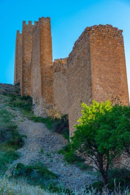 İspanyol şehri Albarakin 'in yukarısındaki tahkimat.