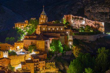 İspanyol şehri Albarracin 'in gece manzarası.