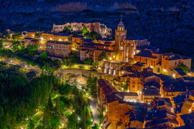 İspanyol şehri Albarracin 'in gece manzarası.