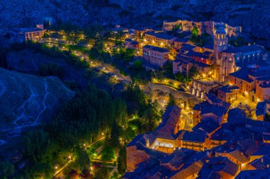 İspanyol şehri Albarracin 'in gece manzarası.