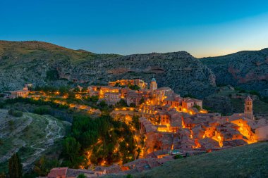 İspanyol şehri Albarracin 'in günbatımı manzarası.