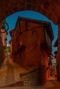 İspanya 'nın eski Albarracin kasabasındaki bir ortaçağ caddesinin günbatımı manzarası.