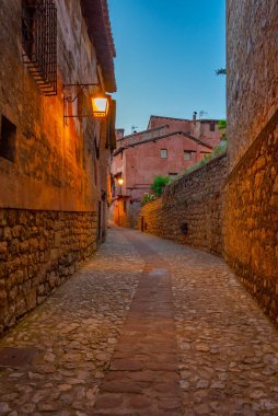 İspanya 'nın eski Albarracin kasabasındaki bir ortaçağ caddesinin günbatımı manzarası.
