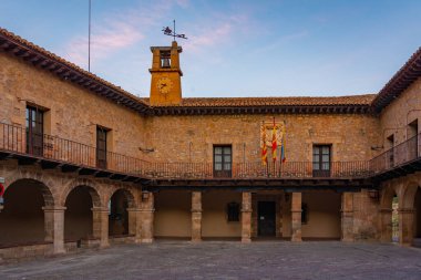 İspanyol kenti Albarracin 'deki Plaza Mayor' un günbatımı manzarası.