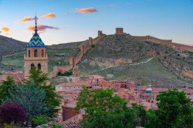 İspanya 'nın Albarakin kentindeki tahkimat günbatımı manzarası.