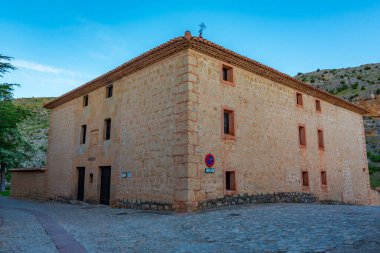 İspanya 'nın eski Albarracin kentindeki bir müzenin günbatımı manzarası.