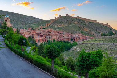 İspanya 'nın Albarakin kentindeki tahkimat günbatımı manzarası.