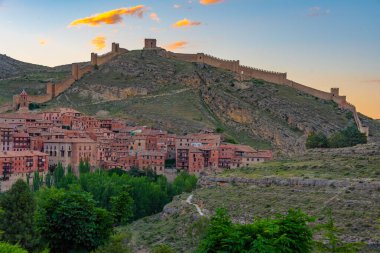 İspanya 'nın Albarakin kentindeki tahkimat günbatımı manzarası.