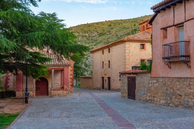 İspanya 'nın eski Albarracin kasabasındaki bir ortaçağ caddesinin günbatımı manzarası.