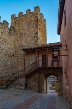 İspanya 'nın eski Albarracin kasabasındaki bir ortaçağ caddesinin günbatımı manzarası.