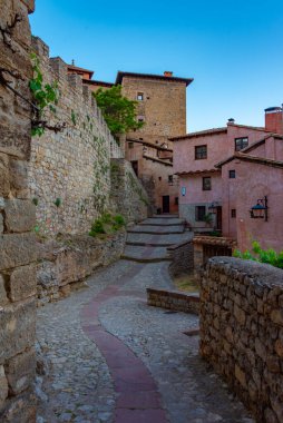 İspanya 'nın eski Albarracin kasabasındaki bir ortaçağ caddesinin günbatımı manzarası.