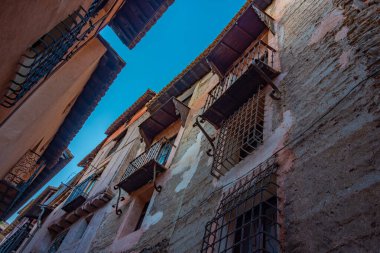 İspanya 'nın eski Albarracin kasabasındaki bir ortaçağ caddesinin günbatımı manzarası.