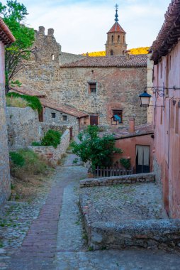 İspanya 'nın eski Albarracin kasabasındaki bir ortaçağ caddesinin günbatımı manzarası.