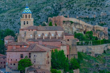 İspanya 'daki Albarakin katedralinin günbatımı manzarası.