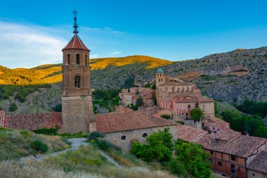 İspanyol şehri Albarracin 'in günbatımı manzarası.