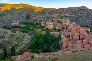 İspanyol şehri Albarracin 'in günbatımı manzarası.