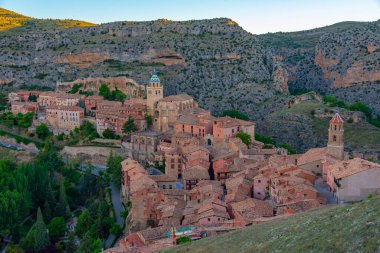 İspanyol şehri Albarracin 'in günbatımı manzarası.