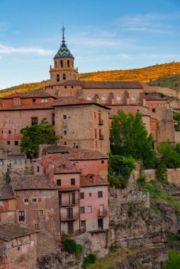 İspanyol şehri Albarracin 'in günbatımı manzarası.