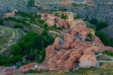 İspanyol şehri Albarracin 'in günbatımı manzarası.