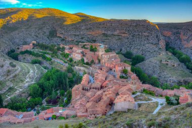 İspanyol şehri Albarracin 'in günbatımı manzarası.