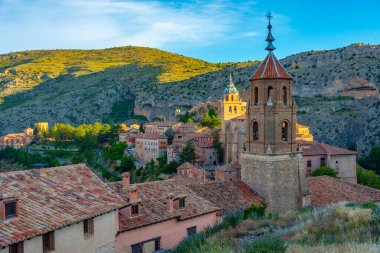 İspanyol şehri Albarracin 'in günbatımı manzarası.