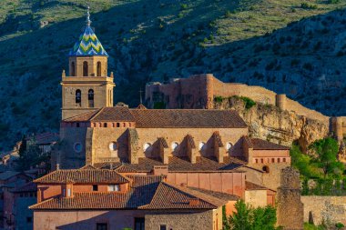 İspanyol şehri Albarracin 'in günbatımı manzarası.