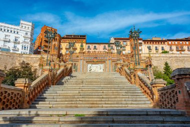 İspanyol kenti Teruel 'de Escalinata del Ovalo merdivenleri.