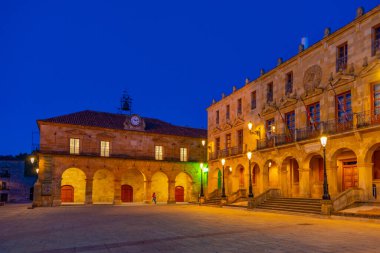 İspanya 'daki Soria belediye binasının gece manzarası.