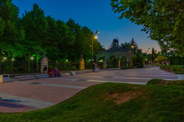 İspanya, Soria 'daki Alameda de Cervantes parkının gece manzarası.