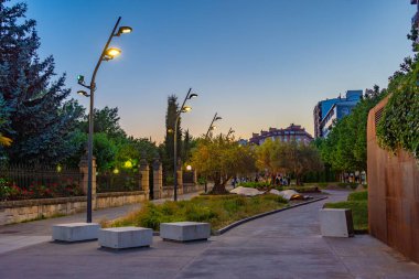 İspanya, Soria 'daki Alameda de Cervantes parkının gece manzarası.