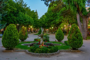 İspanya, Soria 'daki Alameda de Cervantes parkının gece manzarası.