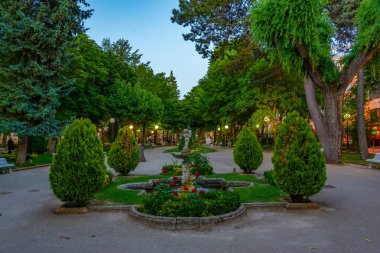 İspanya, Soria 'daki Alameda de Cervantes parkının gece manzarası.
