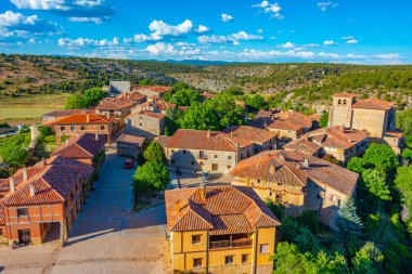İspanya, Soria yakınlarındaki Calatanazor köyünün havadan görüntüsü.