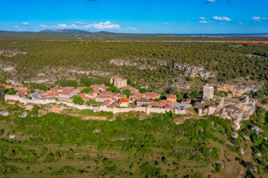 İspanya, Soria yakınlarındaki Calatanazor köyünün havadan görüntüsü.