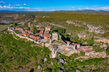İspanya, Soria yakınlarındaki Calatanazor köyünün havadan görüntüsü.