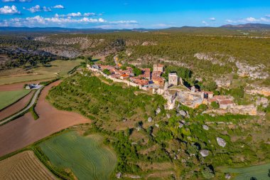 İspanya, Soria yakınlarındaki Calatanazor köyünün havadan görüntüsü.