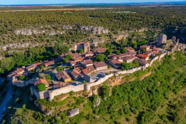 İspanya, Soria yakınlarındaki Calatanazor köyünün havadan görüntüsü.