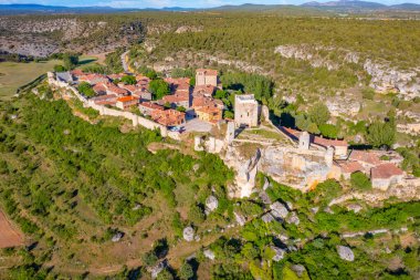 İspanya, Soria yakınlarındaki Calatanazor köyünün havadan görüntüsü.