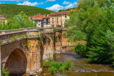 İspanya 'nın Covarrubias kasabasında ortaçağ köprüsü.
