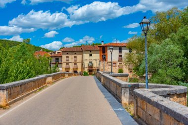 İspanya 'nın Covarrubias kasabasında ortaçağ köprüsü.