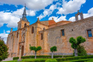 İspanyol kasabası Lerma 'daki San Pedro Apostol Koleji Kilisesi.