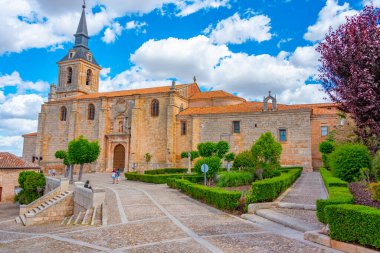 İspanyol kasabası Lerma 'daki San Pedro Apostol Koleji Kilisesi.