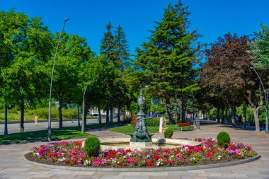 İspanyol kasabası Burgos 'taki Riverside Parkı.