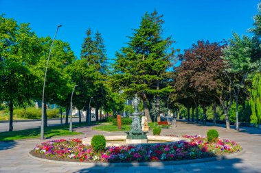 İspanyol kasabası Burgos 'taki Riverside Parkı.