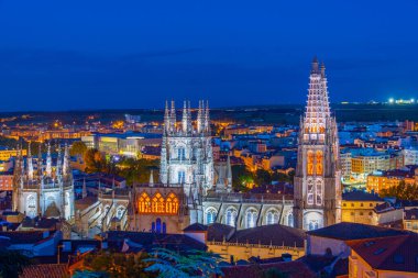 Burgos, İspanya 'nın gece manzarası.