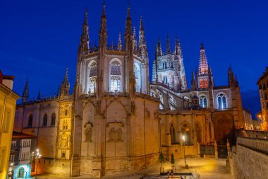 İspanyol kasabası Burgos 'taki katedralin gece manzarası.